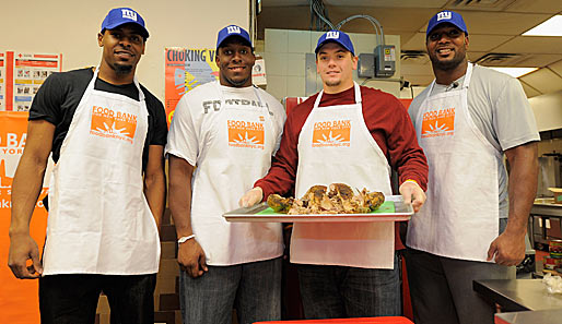 Schöne Aktion zu Thanksgiving: Ramses Barden, Kevin Boothe, Jim Cordle und Chris Canty von den New York Giants spenden Essen für Obdachlose