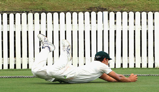 Ein Sturz vor dem eigenen Gartenzaun? Von wegen: Australiens Cricket-Spieler Mitchell Starc gelingt im Match gegen Neuseeland ein spektakulärer Catch