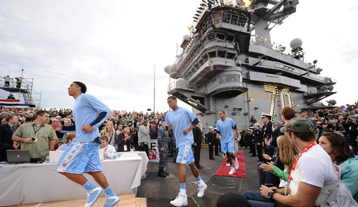 Zur Feier des Tages traten die Basketball-Teams der Unis Michigan State und North Carolina auf dem Flugzeugträger USS Carl Vinson vor San Diego gegeneinander an