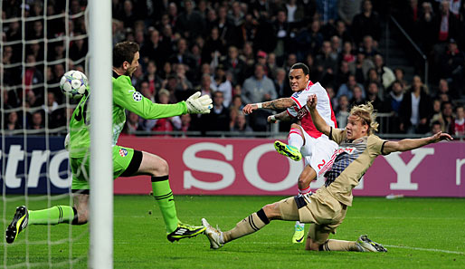 Gregory van der Wiel trifft zum 1:0 beim klaren 4:0-Erfolg von Ajax Amsterdam gegen Dinamo Zagreb