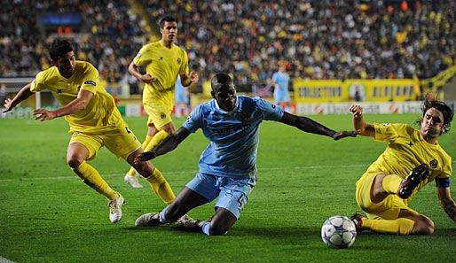 FC Villarreal - Manchester City 0:3: Mario Balotelli (M.) wird beim Spiel in der 45. Minute im Strafraum von den Beinen geholt. Elfmeter!