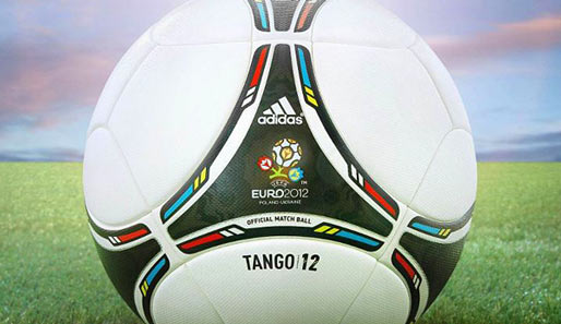 Da ist das gute Stück, das die Hauptrolle bei der EM 2012 spielen wird: Der offizielle Turnierball, der Tango 12