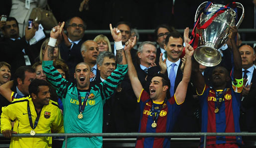 Der Aushilfskapitän bei der Siegerehrung 2011: Carles Puyol ließ Abidal den Vorzug und der reckte den Pott in die Höhe