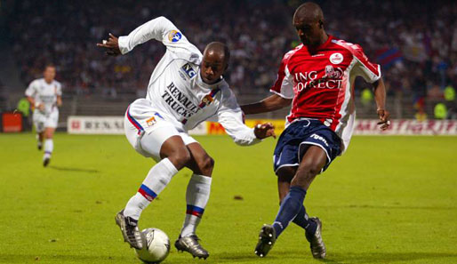 Von 2002 bis 2004 stand der gebürtige Lyoner beim OSC Lille unter Vertrag - Hier im Zweikampf gegen seinen späteren Teamkollegen Sidney Govou (l.)