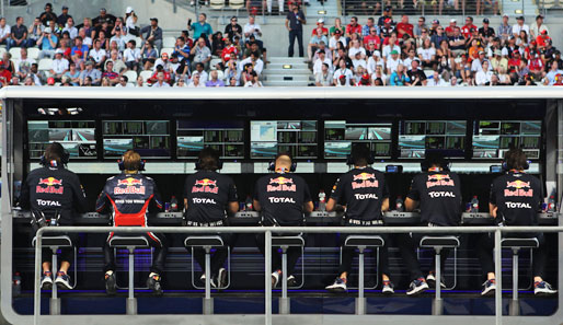 Wie die Hühner auf der Stange! Vettel (2.v.l.) gefiel der neue Job am Kommandostand ganz gut. Der GP ging auch ohne den Weltmeister weiter