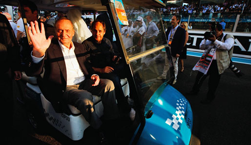 Welch hoher Besuch beim Abu Dhabi-GP! Spaniens König Juan Carlos cruist entspannt mit Gerhard Berger durch die Startaufstellung