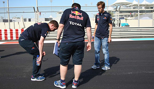 Teamkollege Sebastian Vettel widmete sich pflichtbewusst der Arbeit. Schon kurios, wie akribisch er sich die Strecke ansieht, obwohl es eigentlich um nichts mehr geht