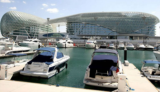 Zum Beispiel dieses futuristische Hotel. Wenn es dunkel wird in Abu Dhabi, wird die Außenhaut des Komplexes in verschiedenen Farben beleuchtet