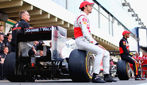 Vor dem Qualifying mussten Button und Hamilton zum Gruppenbild antreten. Dabei präsentierten sie auch die Sieger-Overalls des McLaren-Design-Wettbewerbs