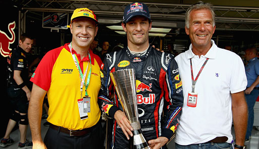 Da ist doch das Ding! Mark Webber ist 2011 zwar sieglos, bekommt aber trotzdem einen Pokal. Und zwar für die meisten schnellsten Runden... Immerhin!