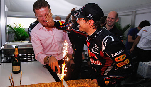 AUSTRALIEN-GP: Alles Gute zum 1. Saisonsieg, Sebastian Vettel! Und alles Gute zum 40. Geburtstag, David Coulthard! Für beide gab's Torte ins Gesicht