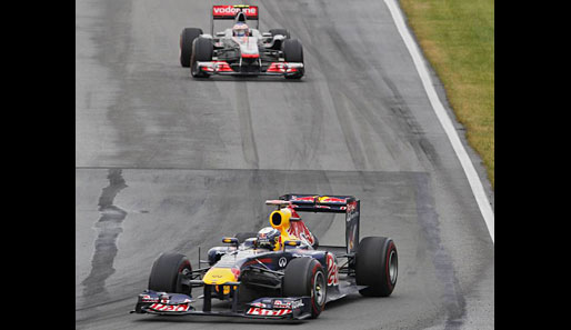 KANADA-GP: Entscheidung in der letzten Runde. Jenson Button flog an Sebastian Vettel heran. Der übertrieb es, rutschte neben die Ideallinie und schenkte den Sieg her