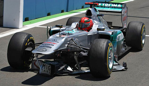 EUROPA-GP: Michael Schumacher leistete sich zum zweiten Mal eine dumme Kollision mit Witali Petrow und fiel mit kaputtem Frontflügel aussichtslos zurück