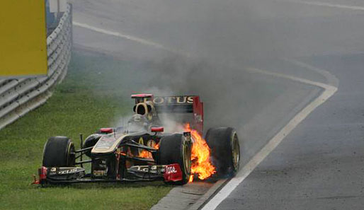 UNGARN-GP: Nächstes Rennen, nächste Hauptrolle für Nick Heidfeld. Nach seinem Boxenstopp ging sein Auto in Flammen auf - schon zum zweiten Mal in der Saison!