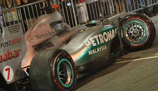 SINGAPUR-GP: Michael Schumacher hatte einen spektakulären Abflug. Er fuhr Sergio Perez aufs Hinterrad und hob ab. Ihm ist aber nichts passiert