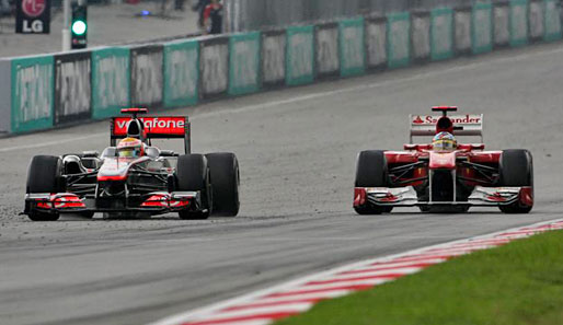 MALAYSIA-GP: Im Kampf um die Plätze gerieten Lewis Hamilton (l.) und Fernando Alonso aneinander. Beide erhielten im Nachhinein eine 20-Sekunden-Strafe