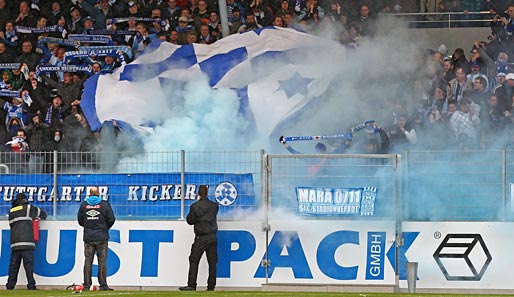 Die Supporters Stuttgart lassen es rauchen beim Spiel der Kickers gegen die SG Sonnenhof Großaspach