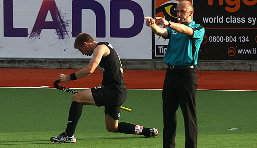 Neuseelands Hockeyspieler Dean Couzins feiert sein Tor gegen die Niederländer mit einem zünftigen Luftgitarrensolo. Der Schiedsrichter hält es mit dem Ketchup-Song