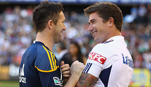 Robbie Keane und Harry Kewell schauen sich bei einem Freundschaftsspiel zwischen Melbourne Victory und L.A. Galaxy verträumt in die Augen