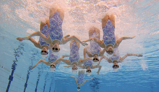 Verkehrte Welt? Über Ariel lachen diese Meerjungfrauen: Die Synchronschwimmerinnen der japanischen Nationalmannschaft bei der World Trophy in Beijing, China