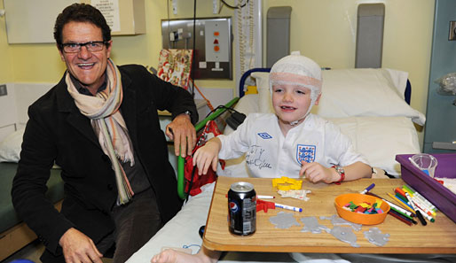 Der englische Nationaltrainer Fabio Capello zeigt Herz und besucht das Great Ormond Street Hospital in London