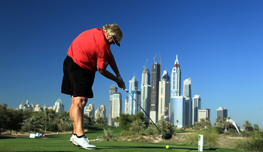 Warum haben Golfer eigentlich immer den besten Blick beim Arbeiten? Hier freut sich Laura Davies über die Skyline von Dubai