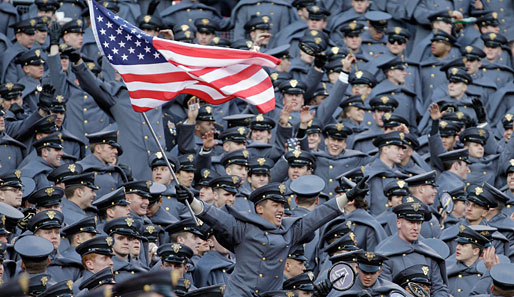 Navy vs. Army - ein ewiges Duell in den Staaten. Die Army tritt selbstredend in Uniform zur Unterstützung ihrer Kameraden an - und mit Stars and Stripes