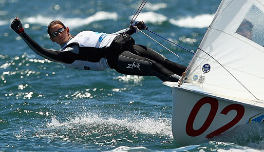 Aurora Paterson in horizontaler Lage am 14. Tag der 2011 ISAF Sailing World Championships vor Perth