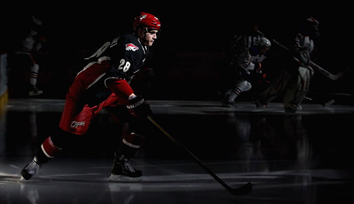 Lauri Korpikoski fährt vor dem Spiel seiner Coyotes gegen die Oilers dramatisch aufs Eis