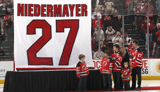 In der NHL wurde es vor dem Match der New Jersey Devils gegen die Dallas Stars erst mal feierlich, der frühere Devils-Kapitän Scott Niedermayer wurde geehrt