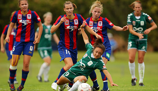 Mit der gegnerischen Dreierkette im Rücken geht Jennifer Bisset von Canberra United zu Boden