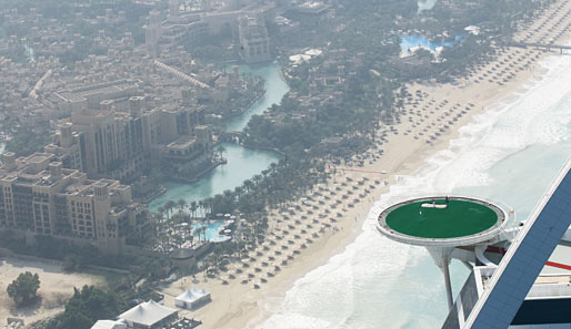Es muss keinen Sinn machen, es muss einfach nur cool sein. Rory McIlroy führt seinen letzten Schlag 2011 von der Plattform des Jumeirah Burj Al Arab Hotels in Dubai aus