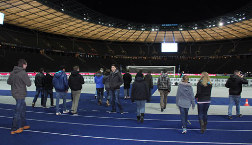 Da werden die Augen ganz groß: Das imposante Berliner Olympiastadion wurde vor der Bundesligapartie Hertha vs. Schalke natürlich auch besichtigt