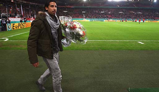 Blumen gab es außerdem für Sami Khedira, der vom VfB mit einem halben Jahr Verspätung offiziell verabschiedet wurde