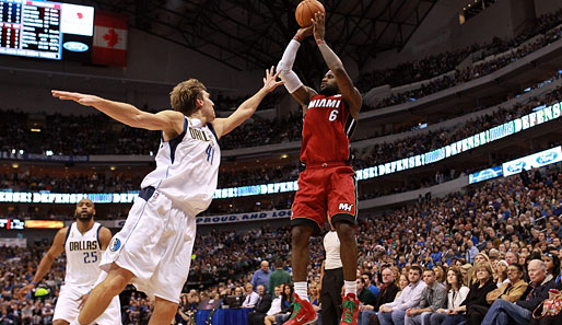 Sportlich ging's gleich mit einem Highlight los: Dallas vs. Miami Heat, der Neuauflage der Finals 2011. Mit dabei: Dirk Nowitzki (l.) gegen LeBron James.