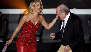 Neben Messi gaben sich auch andere illustre Gäste die Ehre. FIFA-Präsident Sepp Blatter flirtet mit Popstar und Pique-Freundin Shakira