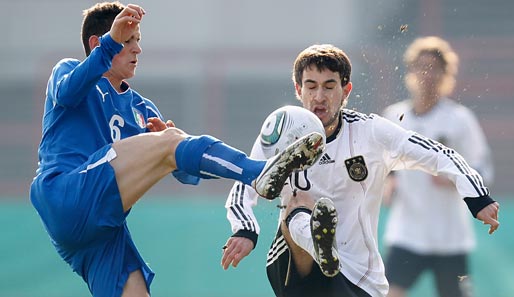 Lukas Rupp (r.) kommt ebenfalls vom Karlsruher SC an den Rhein. Sein Profidebüt gab der Mittelfeldspieler am 21. März 2010 im Spiel gegen Rot-Weiß Oberhausen