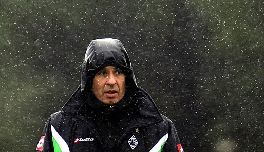 Borussia Mönchengladbach im Trainingslager in Belek/Türkei. Nicht nur das Wetter bereitet dem Gladbacher Coach Lucien Favre Sorgen...