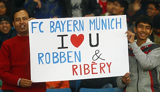 Bayern-Fans in Indien. Netter Versuch, das "ü" unterzubringen. Aber die Liebe zu Rib & Rob kommt von Herzen