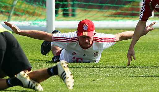 "Flieger, grüß' mir die Sonne...!" - Bayern-Trainer Jupp Heynckes zeigt in Katar auch mit 66 Jahren noch vollen Körpereinsatz