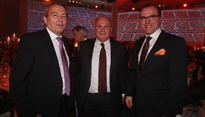 Der designierte DFB-Präsident Wolfgang Niersbach (l.) und der Schalker Wurst-Kumpel Clemens Tönnies gehörten ebenfalls zur illustren Abendgesellschaft