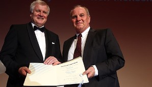 Seit dem 13.Januar 2012 darf sich Uli Hoeneß "Civis Bavariensis honoris causa" nennen oder einfacher gesagt "Bayer ehrenhalber"