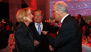 Ex-DFB-Präsident Gerhard Mayer-Vorfelder samt Ehefrau im angeregten Gespräch mit Franz Beckenbauer
