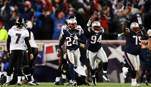 Nach Billy Cundiffs (l.) verschossenem Field Goal feiern die Patriots (r.) den Triumph