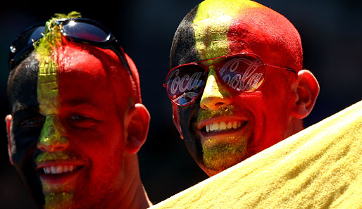 Abschminktücher und Echthaartoupets sind bei den belgischen Fans fast so begehrt wie Titel-Hoffnung Kim Clijsters