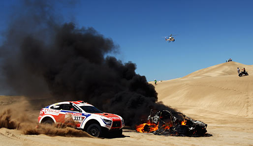 Auch Routiniers waren nicht vor dem Feuer gefeit. Der Südafrikaner Alfie Cox hat schon viele Dakar-Rallyes gesehen, diesem Brand stand aber auch er machtlos gegenüber