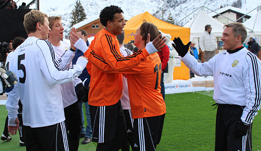 Aber nach dem Spiel gab es natürlich Shake Hands - der gute Zweck stand ja im Vordergrund. Olaf Janßen (r.) mit van Hooijdonk