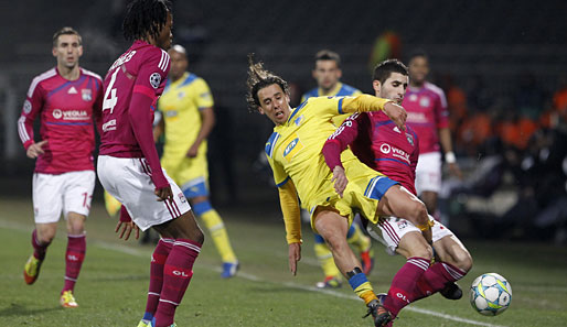 Lyon - Nikosia 1:0: Im zweiten Spiel des Abends traf Olympique Lyon auf das Überraschungsteam aus Zypern. Helder Sousa (M.) wird von Gonalons gefoult