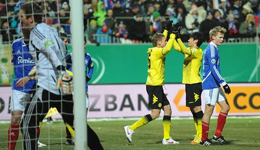 Feiernde Dortmunder, traurige Kieler Störche. Hier bejubeln der überragende Shinji Kagawa und Lukasz Piszczek das 2:0 des Japaners in der 18. Minute