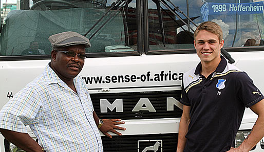 Auf dem Weg von Windhoek ins Küstenstädtchen Swakopmund streikte der Bus. Keeper Tim Paterok, gerade fertig mit seiner KFZ-Mechaniker-Lehre, legte erfolgreich Hand an. Der Busfahrer schien beeindruckt